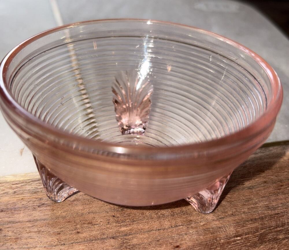 Cute Manhattan Pink Depression Glass Bowl 3 Footed Anchor Hocking? 3½" Diameter